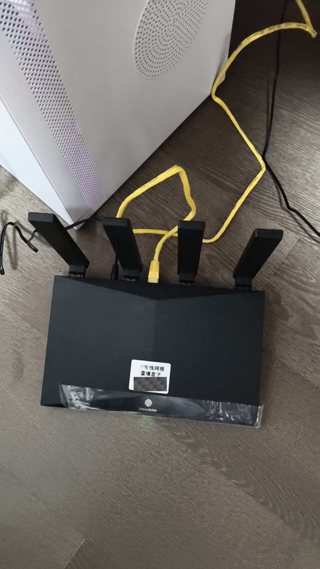 不同现场的设备全景示例。拍全景可以帮助确认哪根线通向上游,但还需要看两端接口。