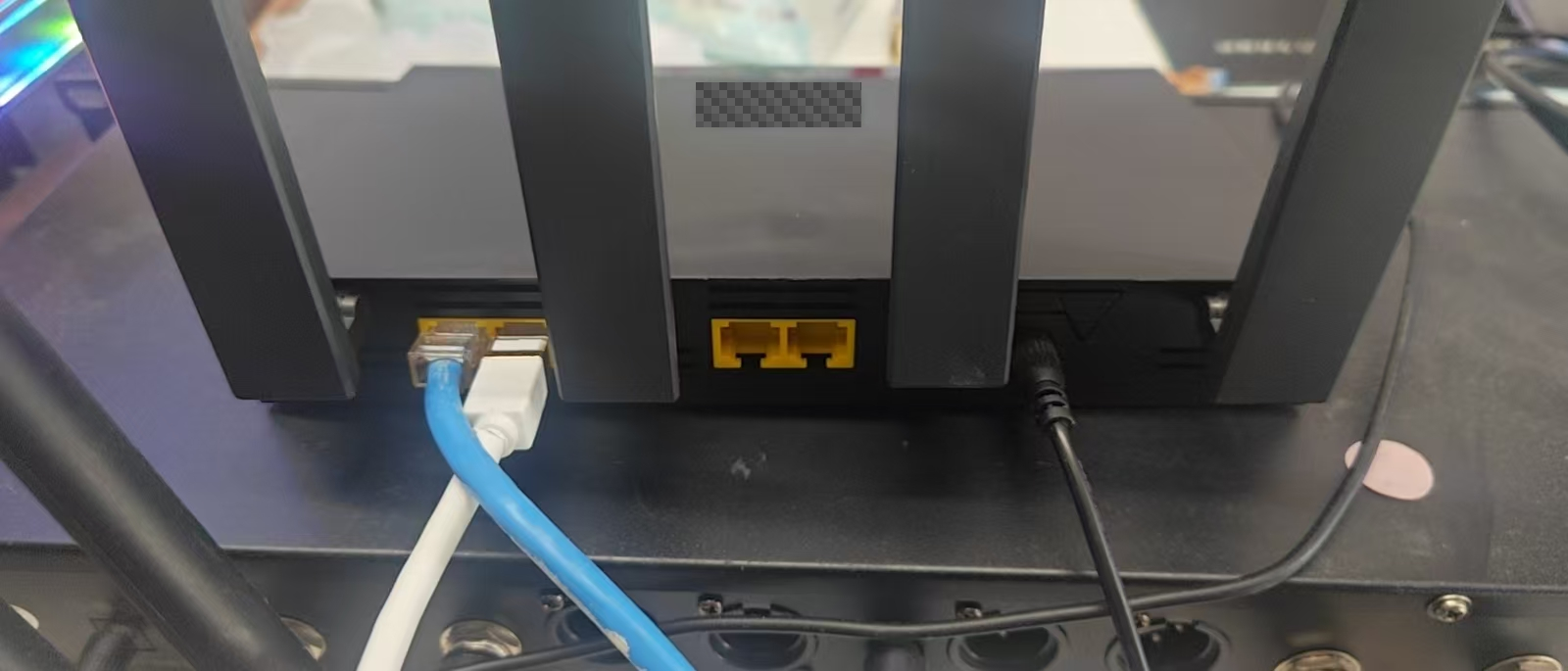 接口近照示例。核对时看设备端口标识及实际配置,不按网线颜色套用接法。
