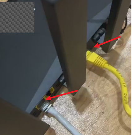 另一盒子的端口标注示例,展示反馈时应拍清接入位置;仍需结合该台设备的端口配置判断。